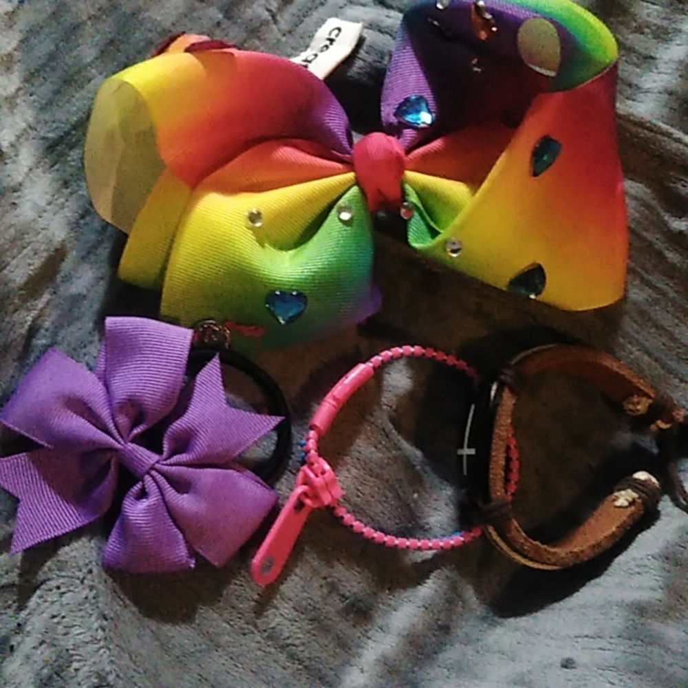 JoJo Siwa Hair bow, purple 💜 Bow hair tie, & 2 Bracelets.